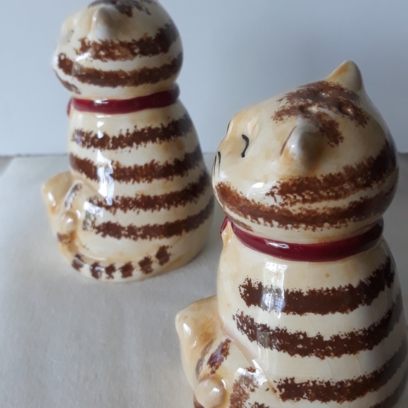 Vintage  Salt and Pepper Shakers - Picture 2 of 3